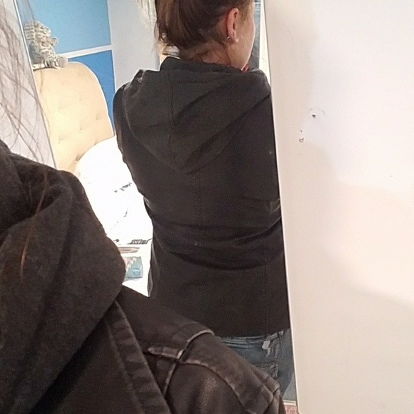 Leather jacket - Picture 2 of 3